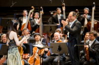 El director de la Filarm&oacute;nica de M&uacute;nich aplaude a la solista y concertino de la orquesta, Naoka Aoki.