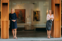 Isabel Grosse und Sabine Renner stehen vor dem Eingang der RENNER & GROSSE Collection.