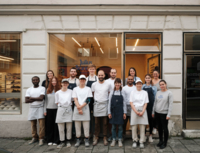 Das Team von Julius Brantner steht vor einer Filiale in M&uuml;nchen.