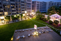 Der Innenhof des Pullman Munich Hotels am Abend.