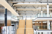 Zwei Holztreppen direkt nebeneinander, f&uuml;hren zu den oberen Stockwerken der International Congress Center Messe M&uuml;nchen