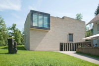 Moderner Museumsbau in einem Park