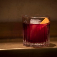 The cocktail "Very dark Manhattan" at the bar The High in Munich.