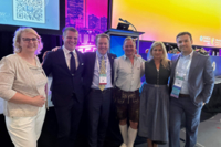 Teilnehmer des ISAKOS Kongress stehen in einer Gruppe zusammen.
