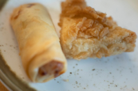 Hausgemachte Fr&uuml;hlingsrollen auf einem Teller, Asia Streetfood im Werksviertel in M&uuml;nchen
