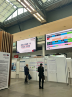 Zwei Personen stehen auf der Messe der European Stroke Organisation Conference in M&uuml;nchen.