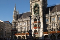 Das Alte Rathaus am M&uuml;nchner Marienplatz in der Sonne.