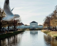 Nymphenburger Schlosskanal und das Nymphenburger Schloss im Herbst.