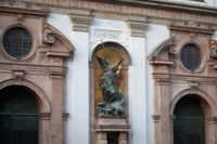 Facciata della chiesa di San Michele a Monaco con la figura di San Michele Arcangelo.