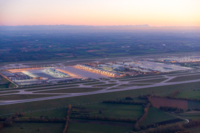Blick auf den Flughafen M&uuml;nchen bei D&auml;mmerung.
