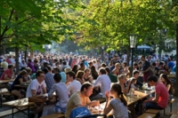Blick in einen Biergarten in M&uuml;nchen an einem fr&uuml;hen Sommerabend.