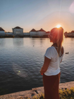 Influencer Nina Zasche in front of Nymphenburg Palace during sunset.