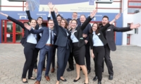 Gruppe von Kongressteilnehmern winkend