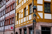 Fachwerkfassaden an alten Handwerkerh&auml;usern in der Wei&szlig;gerbergasse in N&uuml;rnberg.