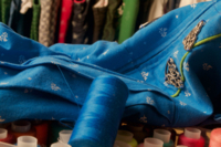 Nahaufnahme eines blauen Dirndls mit dem dazu passenden Garn