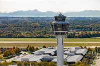 Tower am Flughafen M&uuml;nchen, im Hintergrund die Alpen