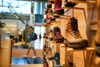 Wanderschuhe stehen auf einem Schuhregal auf der OutDoor By ISPO.