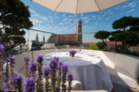 Blick von der Blue Spa Terrasse Bird's Nest im Hotel Bayerischen Hof auf die Frauenkirche in M&uuml;nchen.