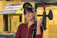 Eine Frau steht mit Paintball Ausr&uuml;stung in der Paintballzone in M&uuml;nchen.