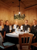Wirte sitzen mit Bierkrug um einen runden Tisch im neuer&ouml;ffneten Weihenstephaner am Platzl
