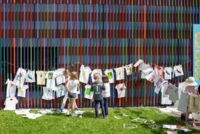 Kinder h&auml;ngen vor dem Museum Brandhorst ihre bunt bemalten T-Shirts auf einer W&auml;scheleine auf.