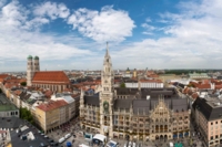 Panoramablick auf das Neue Rathaus in M&uuml;nchen mit der Frauenkirche im Hintergrund.