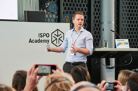 Ein Mann h&auml;lt einen Vortrag w&auml;hrend der ISPO Academy.