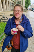 Nicole Nobs isst ein Eis in der Landeshauptstadt M&uuml;nchen und tr&auml;gt eine Kamera bei sich.