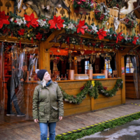 Influencer Arienne Parzei at a Christmas market in Munich.