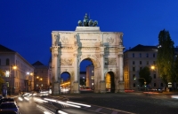 Siegestor am Abend
