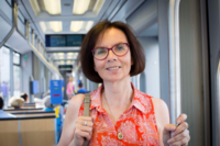 Bettina Gundler in einer Tram in M&uuml;nchen