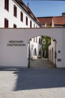 Das Tor der M&uuml;nchner Stadtmusem von au&szlig;en fotografiert.