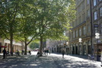 Several people are out and about in the pedestrian zone on Neuhauser Stra&szlig;e in Munich in the sunshine