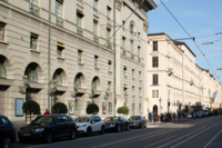 Stare fasady budynk&oacute;w w słońcu wzdłuż Maximilianstrasse w Monachium.