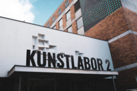 Eingang zu einem Backsteingeb&auml;ude mit der Aufschrift "Kunstlabor 2"