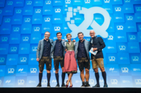 Die Gastgeber des Bits & Pretzels Festivals auf der B&uuml;hne.