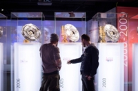 Drei Meisterschalen in der Erlebniswelt des FC Bayern M&uuml;nchen.