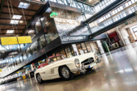 Wei&szlig;e Mercedes Oldtimer Limousine in der Motorworld M&uuml;nchen