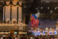 Ein Einhorn-Heliumballon auf dem Paulaner Starkbierfest am Nockherberg in M&uuml;nchen