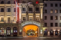 Au&szlig;enansicht des Deutschen Theaters in M&uuml;nchen am sp&auml;ten Abend.