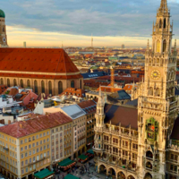 Blick vom St. Peter auf den Marienplatz und die Frauenkirche in M&uuml;nchen.