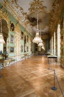 Die gr&uuml;ne Galerie in der M&uuml;nchner Residenz mit prunkvollen Goldverzierungen, Kronleuchtern und Parkettboden