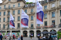 Die Flaggen der European Stroke Organisation Conference auf dem Karlsplatz Stachus in M&uuml;nchen.