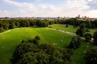 Der Englische Garten in M&uuml;nchen von oben mit der Drohne aufgenommen.