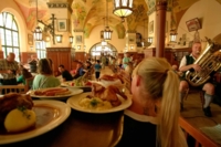 Kelnerka podaje na tacy tradycyjne dania w monachijskim Hofbr&auml;uhaus.