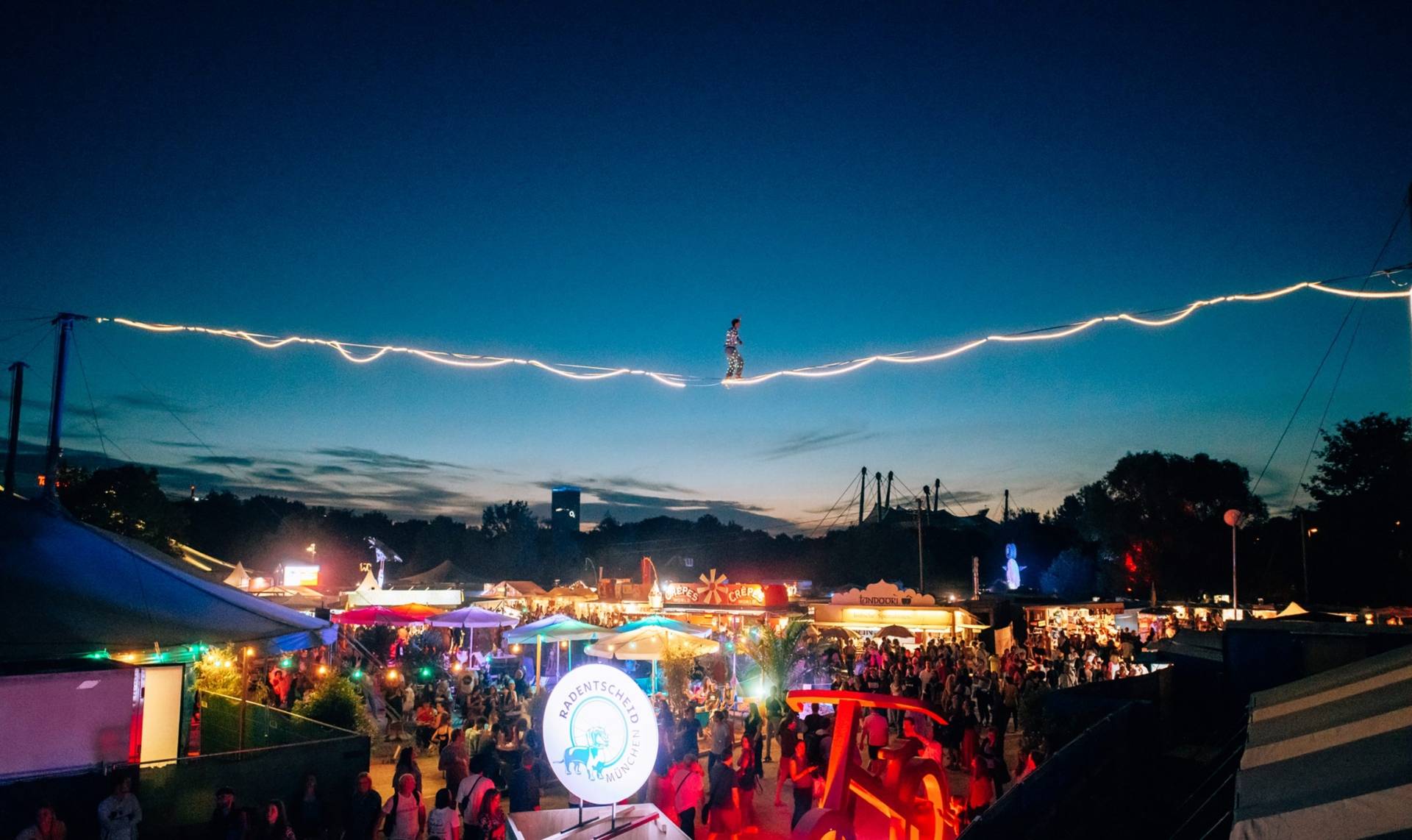Tollwood Summer Festival 2026 Simply Munich kultur-musik-und-lebensgef-hl-im-olympiapark-das-tollwood