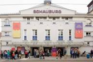 Die Fassade des Kinder- und Jugendtheaters Schauburg mit Besucher*innen vor dem Eingang.