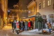 Some people stroll through the Gr&uuml;ben in Burghausen during Advent