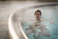 Mann badet im Sole-Außenecken des Dantebades in München