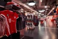 Trikots im Fanshop des FC Bayern in München.